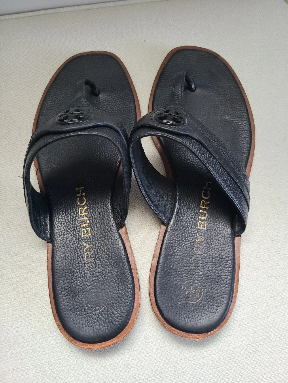 Tory Burch Carson Thong Welt Sandals In Black Pebbled Leather